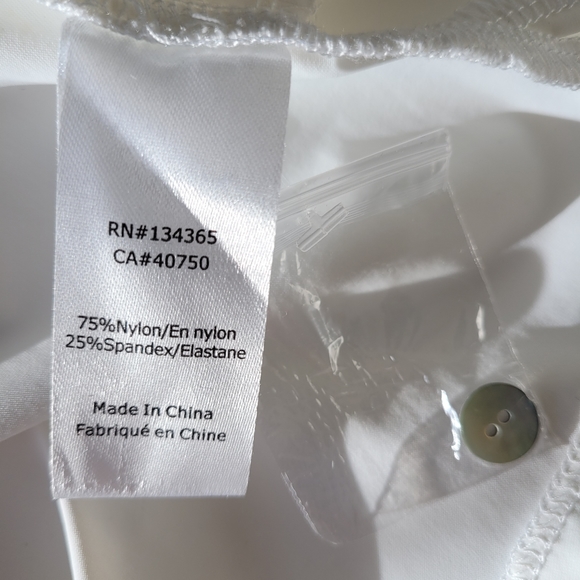 Beautiful Button Down Shirt Size Medium - Picture 14 of 15